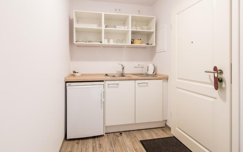 Apartment With Shared Bathroom image 4