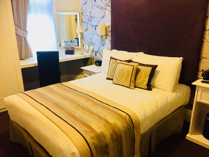 Small Double Room image 3