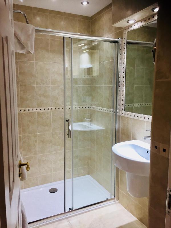 Small Double Room image 4