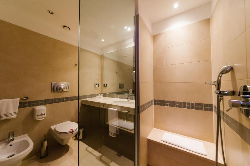 Twin Room image 3