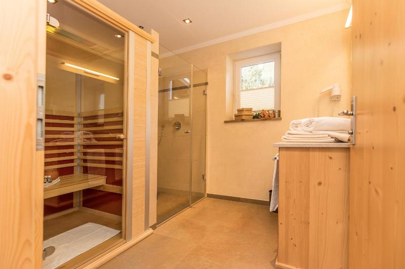 Comfort Two-Bedroom Apartment with Mountain View image 3
