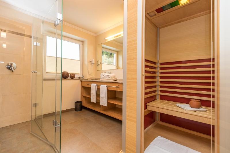Comfort Two-Bedroom Apartment with Mountain View image 4