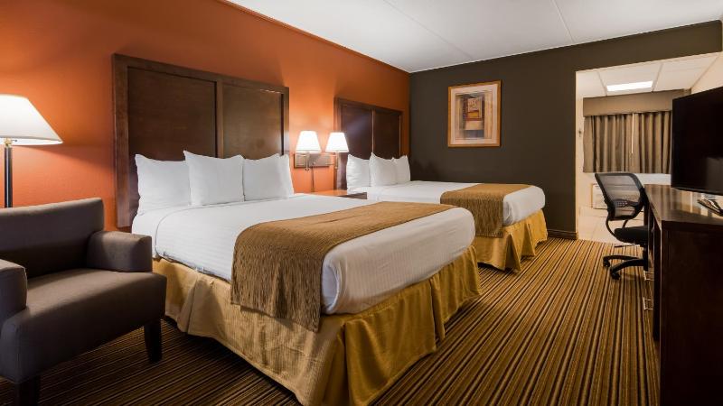 Queen Room with Two Queen Beds - Poolside image 3