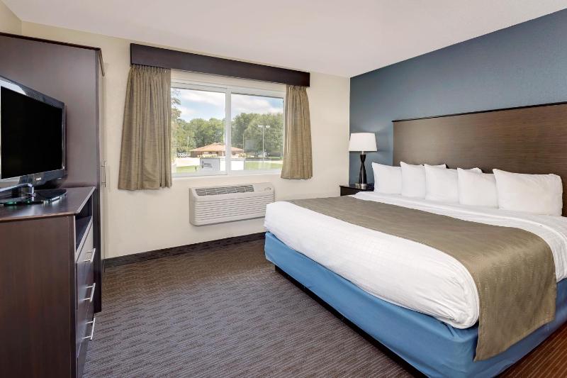 1 King Bed (Non-Smoking) image 3