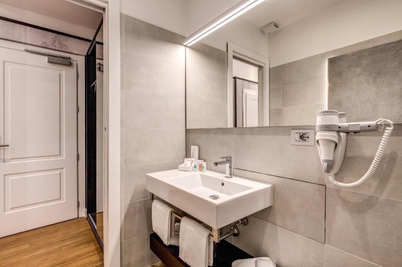 Superior Triple Room image 4