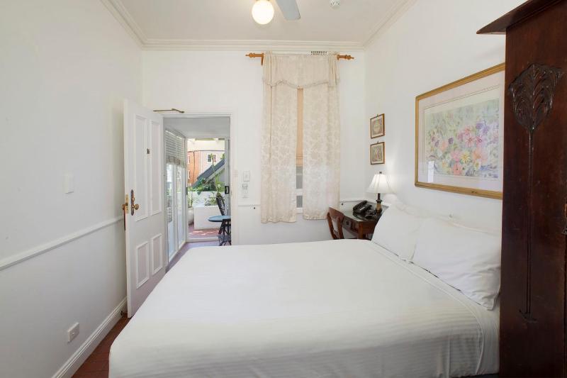 Queen Room - Pet Friendly image 3