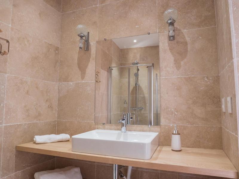 Quadruple Room with Private Bathroom image 3