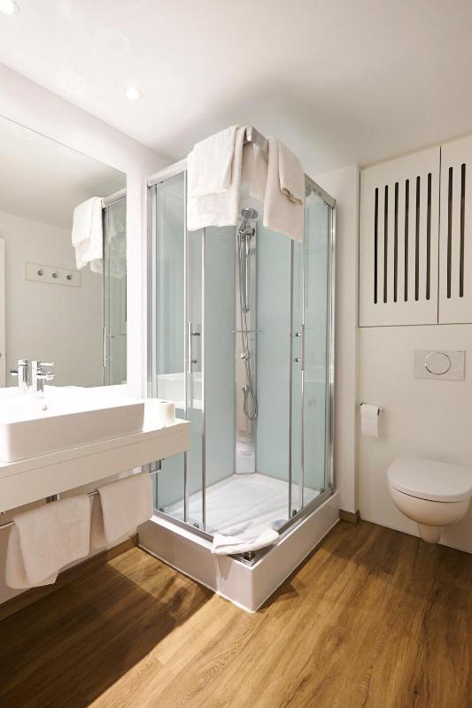 Economy Triple Room image 3