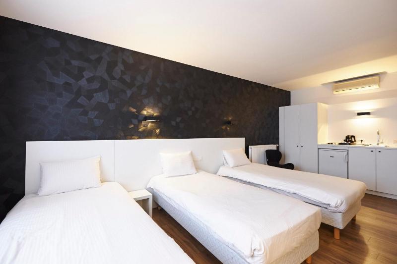 Economy Triple Room image 4