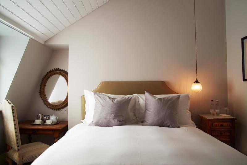 Queen Room image 4
