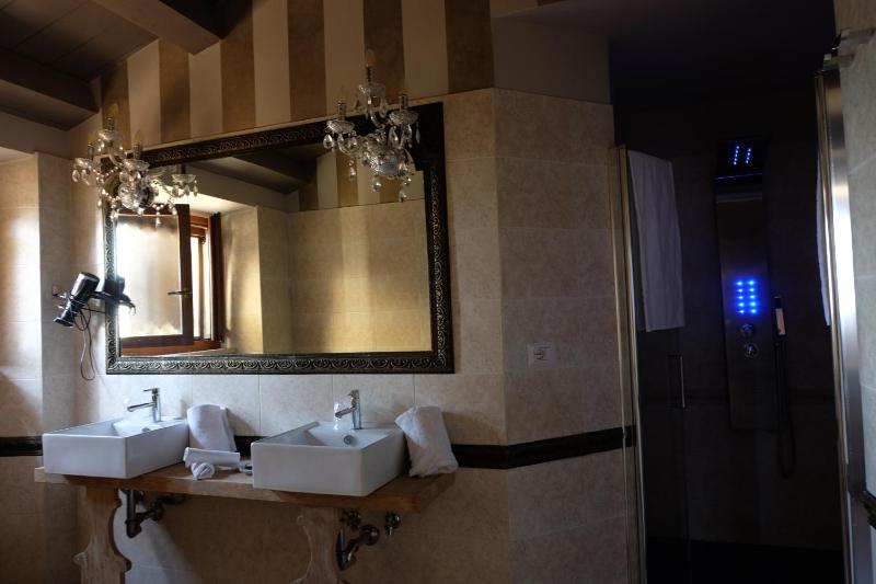 Deluxe Double Room with Balcony image 2