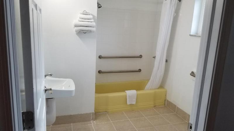 Queen Room - Disability Access image 2