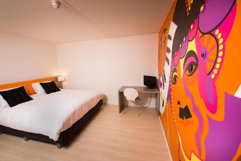 Art Double Room image 4