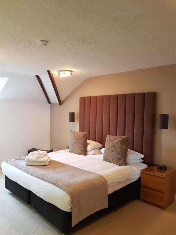 Large Twin Room - Cliff and Chimney image 3