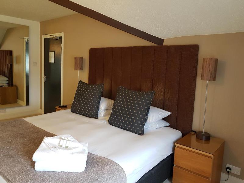 Large Twin Room - Cliff and Chimney image 2