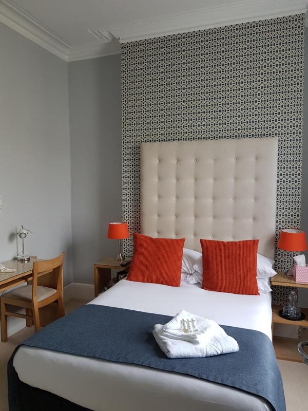 Compact Double Room - Indigo / Trinity / Steeple image 3