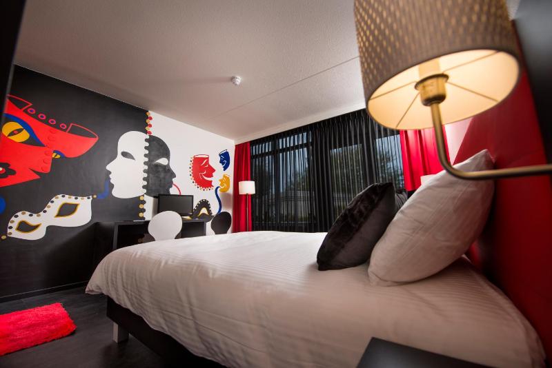 Art Double Room image 2