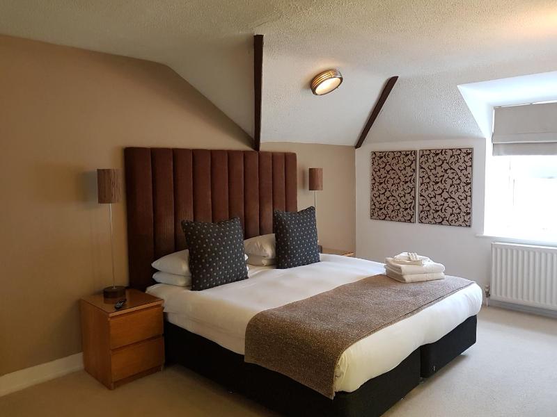 Large Twin Room - Cliff and Chimney image 4