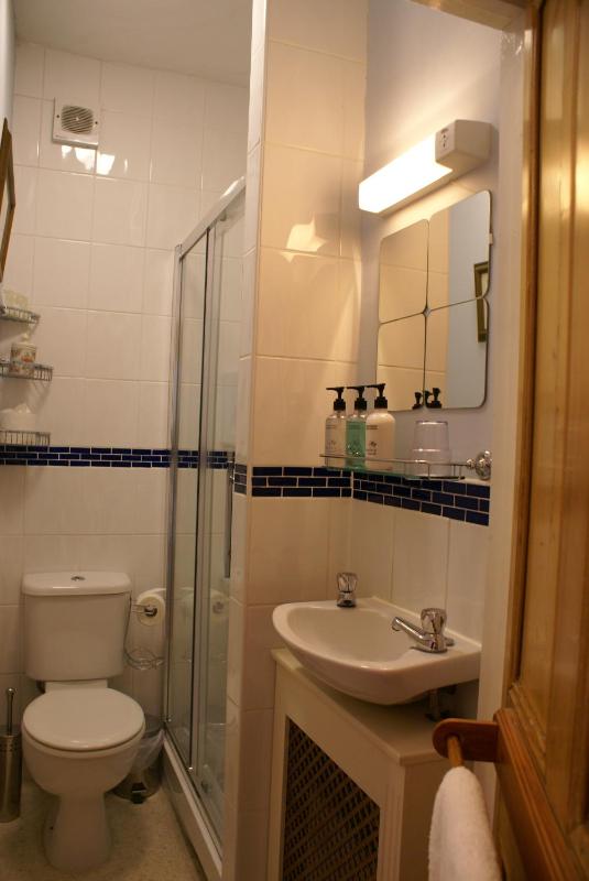 Twin Room image 4