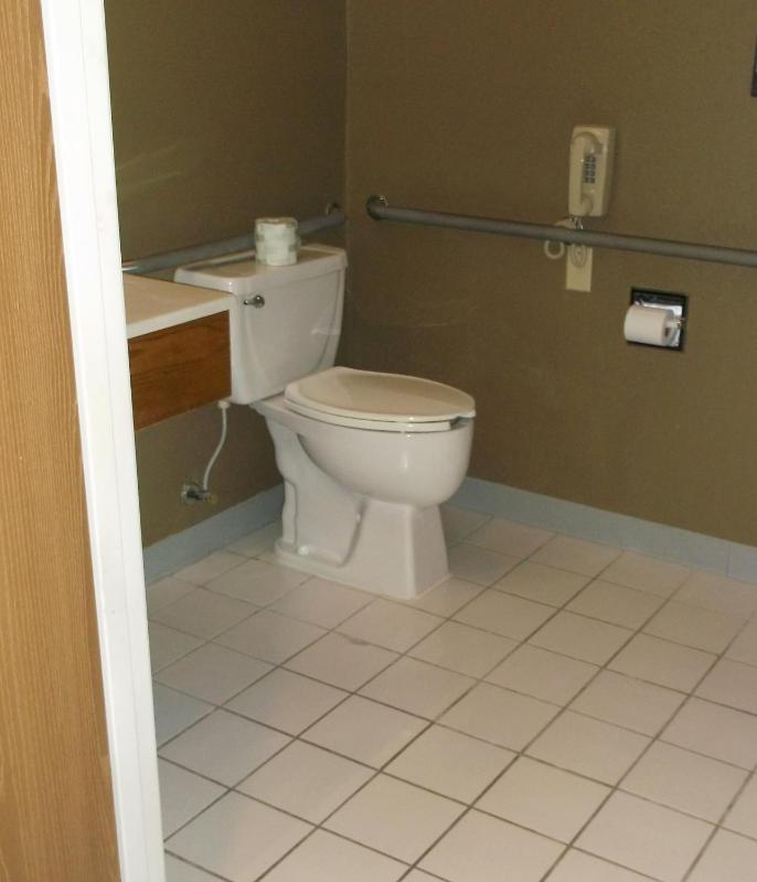 Queen Room - Mobility Access/Non-Smoking image 4