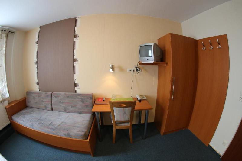 Single Room with Shared Bathroom image 3