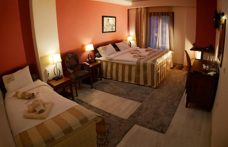 Deluxe Triple Room with Fireplace image 1