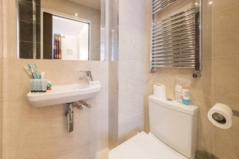 Triple Room with Private Bathroom image 3