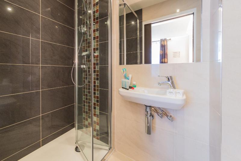 Triple Room with Private Bathroom image 2