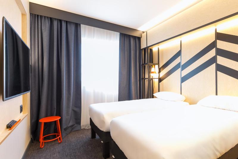 Standard Twin Room image 4