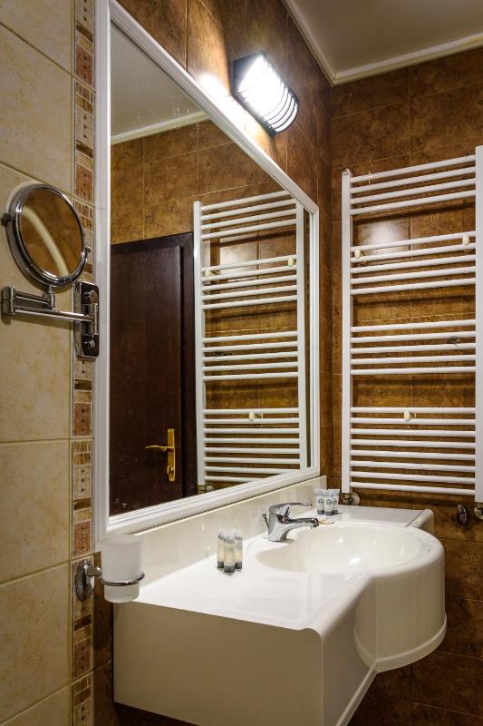 Studio with Balcony image 2