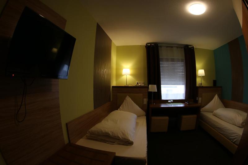 Twin Room image 3