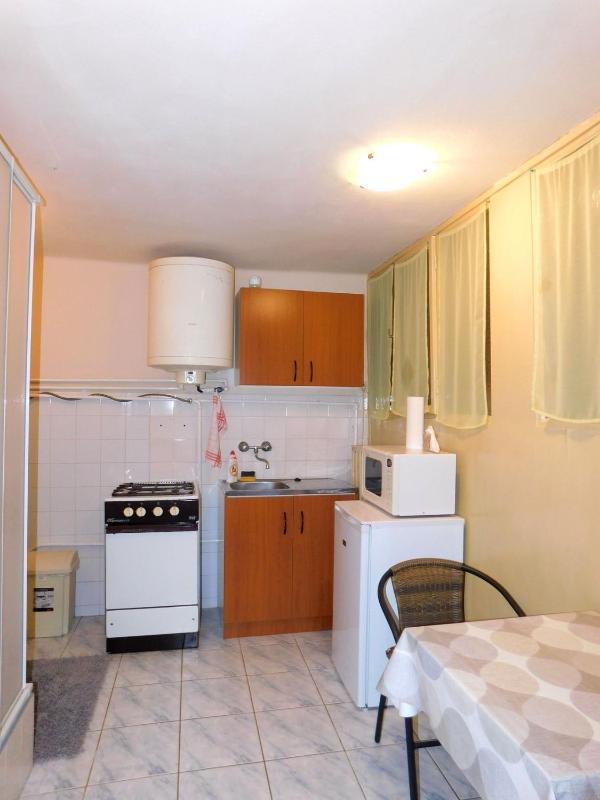 One-Bedroom Apartment image 3
