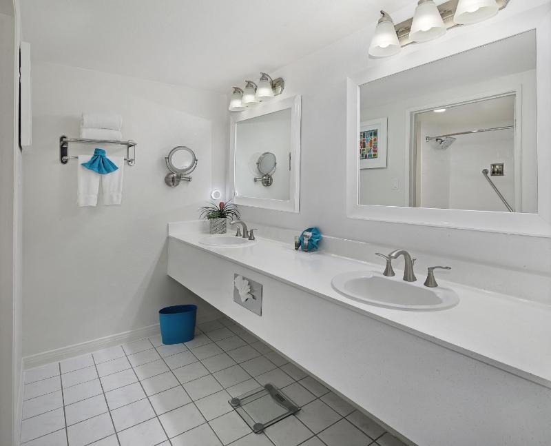 Deluxe King Room image 3