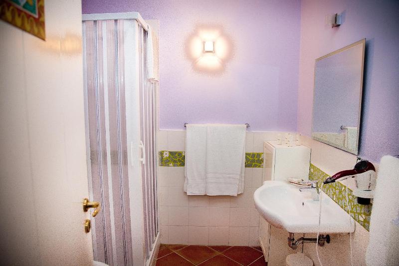Double Room image 2