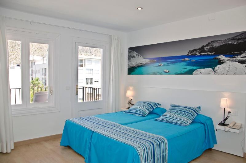 Twin Room with Balcony image 4