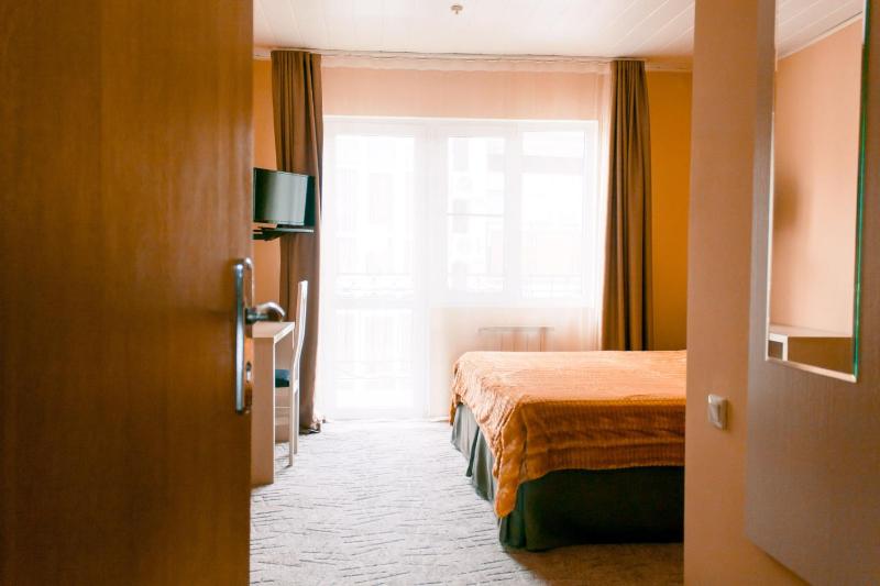 Double Room with Balcony image 2