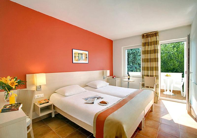 Twin Room with Garden View image 3