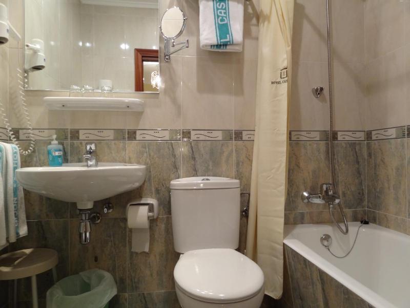 Twin Room with Extra Bed image 2