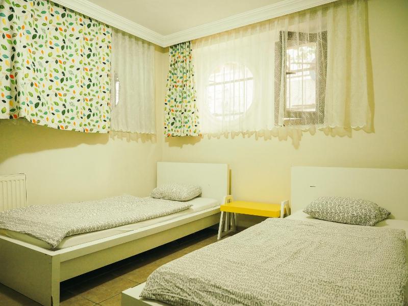 Standard Twin Room image 4