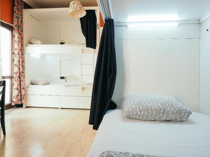Bed in 6-Bed Mixed Dormitory Room image 3