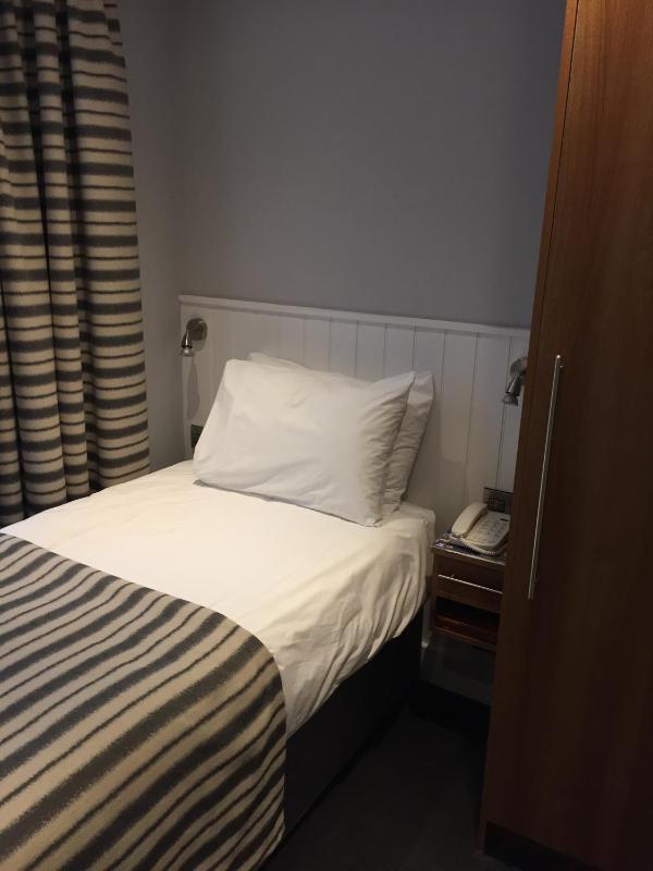 Single Room image 3