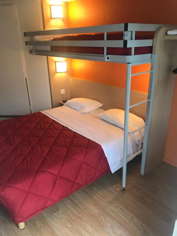 Triple Room (1 Double Bed + 1 Single Bed) image 3