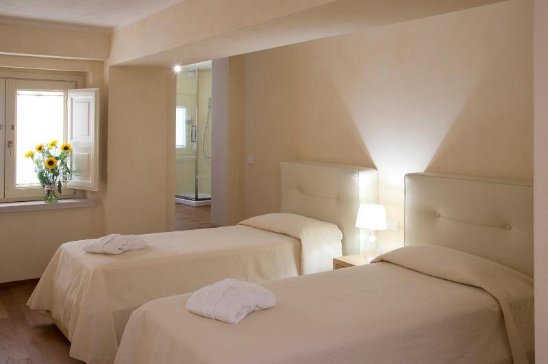 Deluxe Double Room image 4