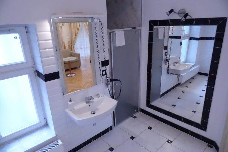 Studio with Spa Bath image 3