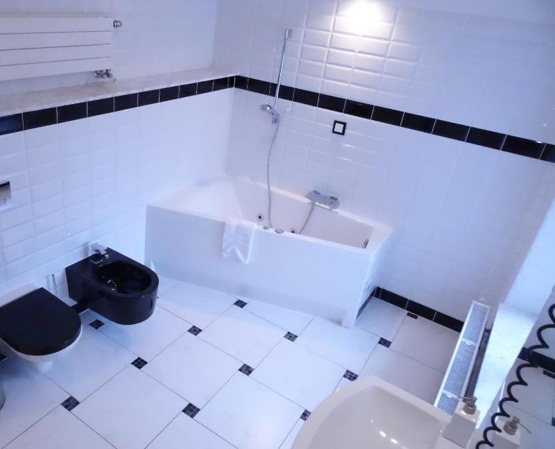 Studio with Spa Bath image 4