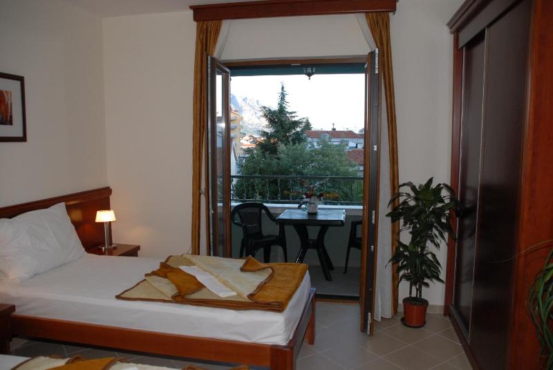 Studio with Balcony image 4