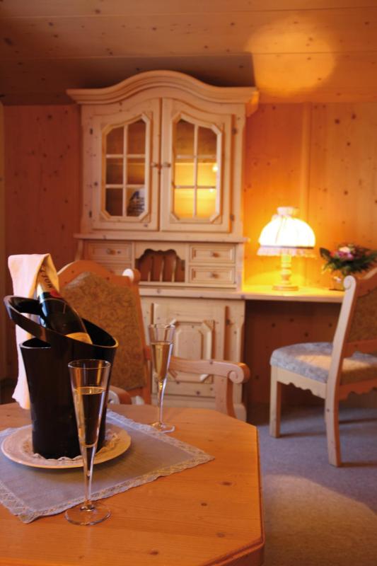 Standard Twin Room with Mountain View image 3