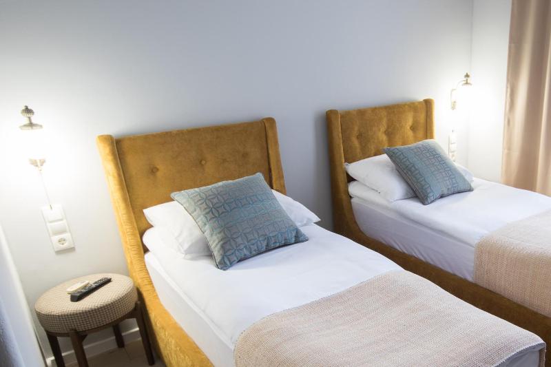 Twin Room image 3
