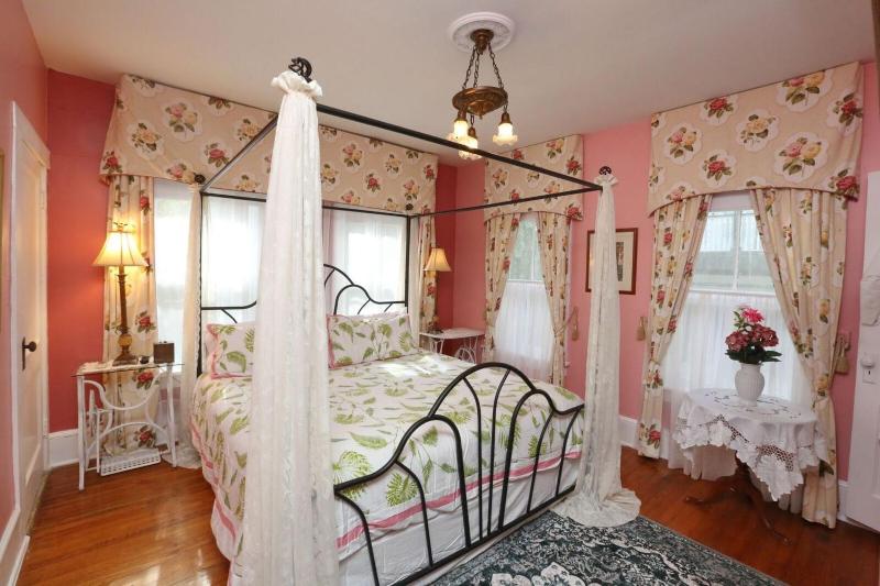 Standard King Room image 2