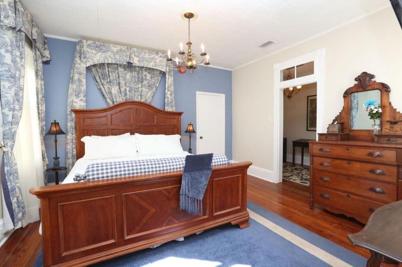 Deluxe King Room image 2